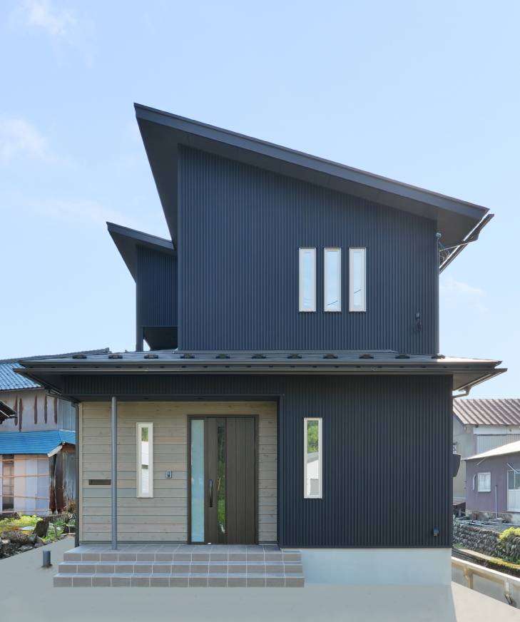 黒の外観と片流れ屋根のスタイリッシュな住まい。

