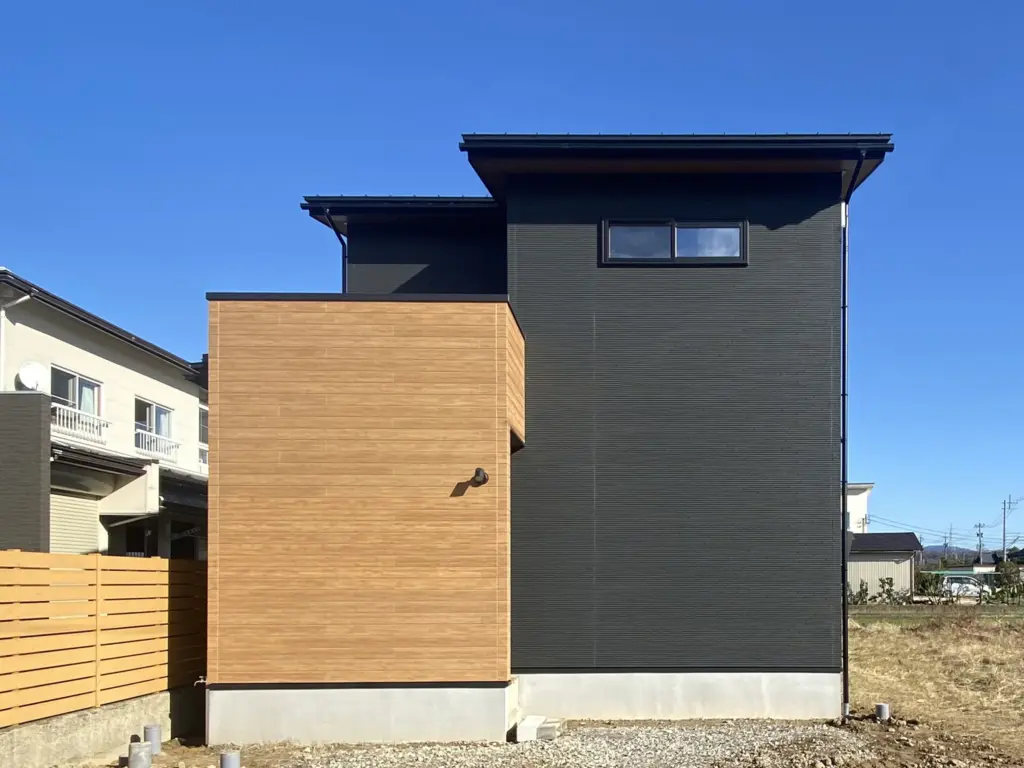木目調の外壁とブラックの組み合わせ