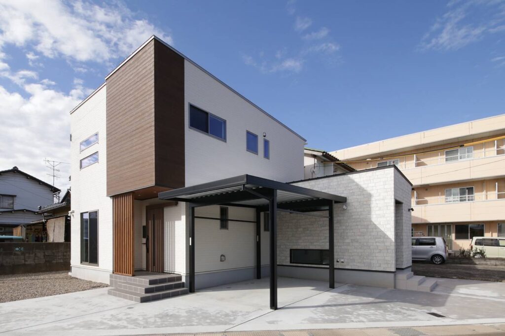 木目調の外壁の注文住宅外観