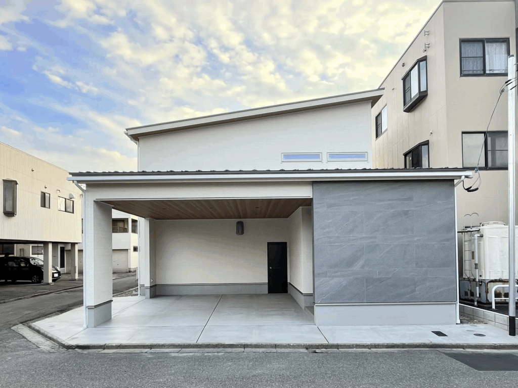 オープンガレージのある2世帯の住まい
