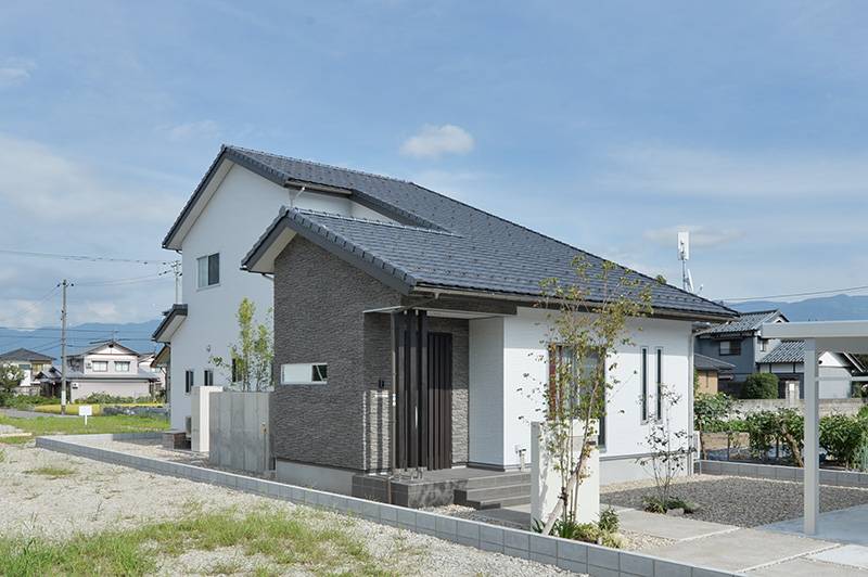 切妻屋根のおしゃれな外観